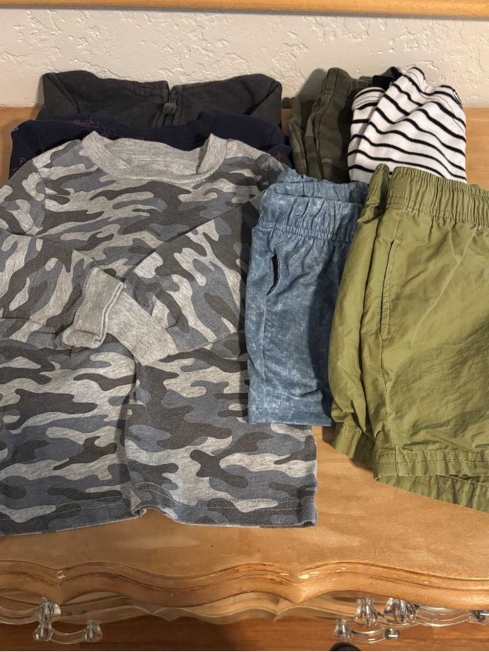 Toddler Boys Bottoms & Tops (2T)